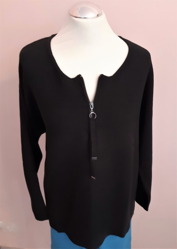 Strick-Pullover mit Rundhalsausschnitt und Reißverschluß am Ausschnitt. Farbe: Schwarz