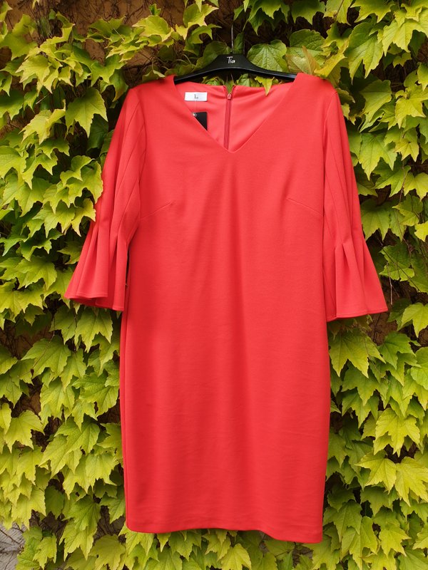 Kleid, elegant+modisch+klassisch, in einem leuchtenden Rot. Marke Tia. Größen 42-48