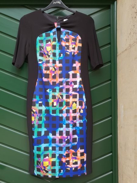 Jersey-Kleid mit Multicolormuster, Optischer Figureffekt durch schwarze Seiten. Marke Joseph Ribkoff