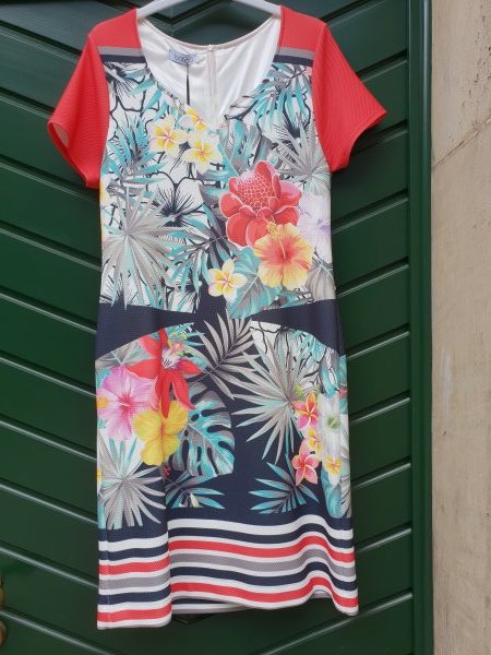 Sommerkleid mit einem frisch-fröhlich wirkendes Bumen- und Palmen-Motiv als Muster. Marke Batida