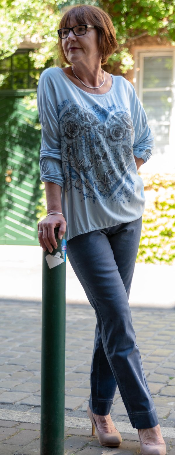 Viscose-Shirt in Jeansblau mit vielfarbigem Motiv/Muster, Bequem geschnitten.