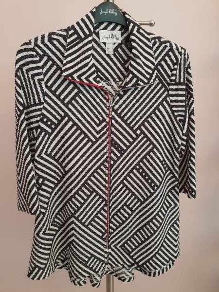 Leichte lange Jacke mit grafischem Muster Schwarz/Grau/Weiß. Marke Joseph Ribkoff