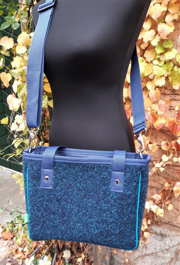 Große Shopper-Tasche, handgefertigt aus Kunstrasen, blau