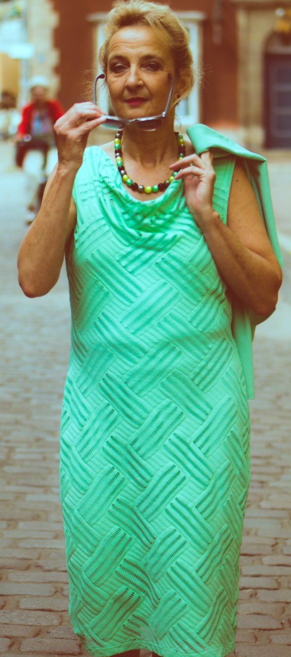 Kleid in Farbe Mint mit Lochmuster und Wasserfallkragen, Größe 40