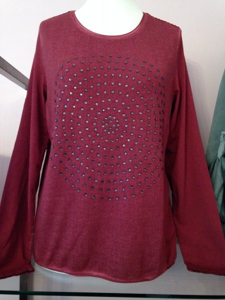 Terracotta-farbener Pullover mit Spirale aus Nieten. Marke Top Secret
