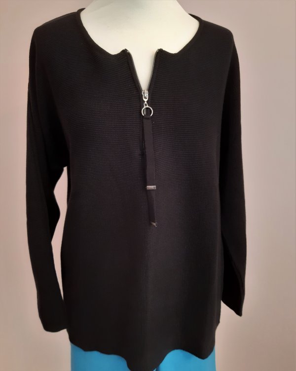Strick-Pullover mit Rundhalsausschnitt und Reißverschluß am Ausschnitt. Farbe: Schwarz