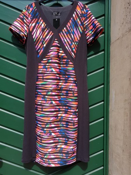 Jersey-Kleid, mittig ein Multicolormuster und an den Seiten schwarz (interessanter Figureffekt). Marke Tia