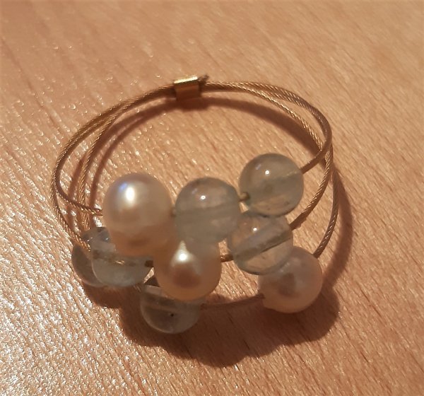 Edler Ring aus 22kt Gold mit Aquamarin-Edelsteinen und Perlen 