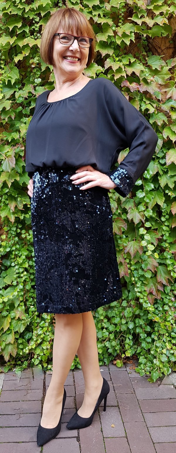 Kleid Batida mit Pailletten-Rockteil und blusigem Oberteil