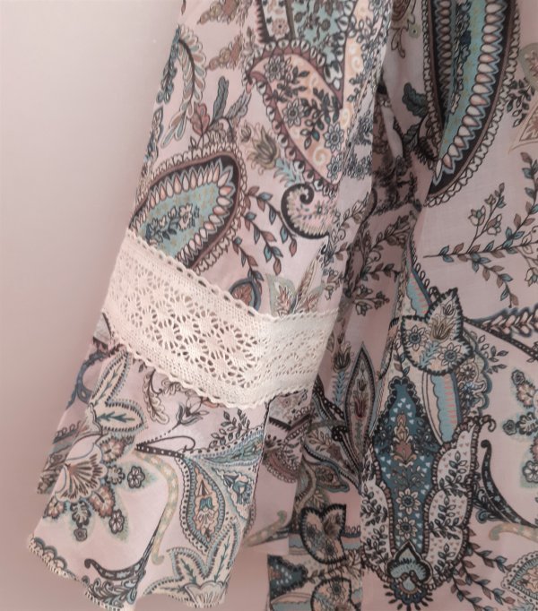 Lange Baumwoll-Bluse mit Paisley-Muster floral/Amöben, 6/8-Ärmel mit Lochstickerei
