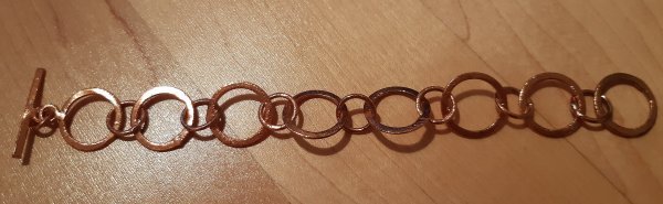 Armband aus rosé-vergoldeten Kupferringen. Version große/kleine Ringe